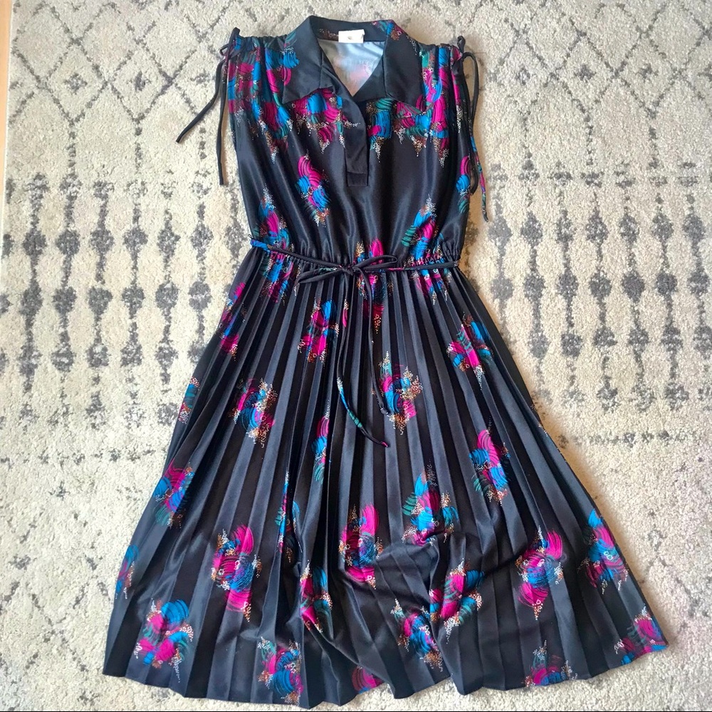 Vintage 1970s Pleated Dress, Black Abstract Print, Waist Tie, Size XS/S